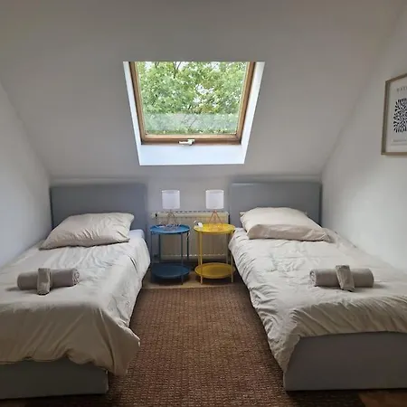 Duplex With Patio Near Exhibition Messe Appartement *